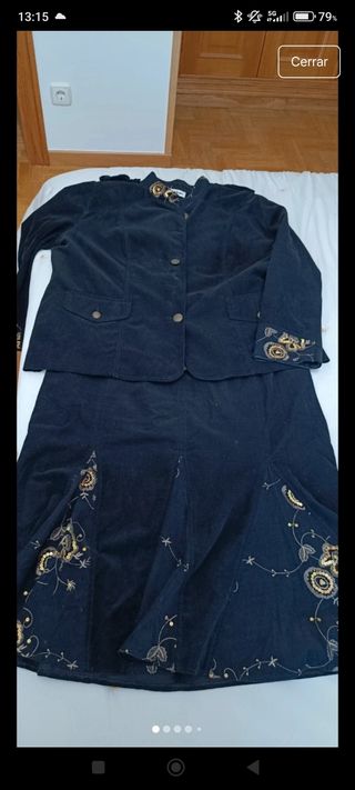 Traje de chaqueta y falda negro con dorado