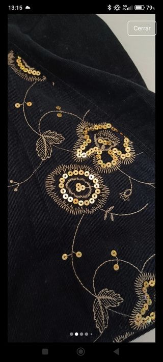 Traje de chaqueta y falda negro con dorado