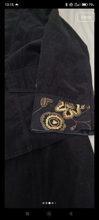 Traje de chaqueta y falda negro con dorado