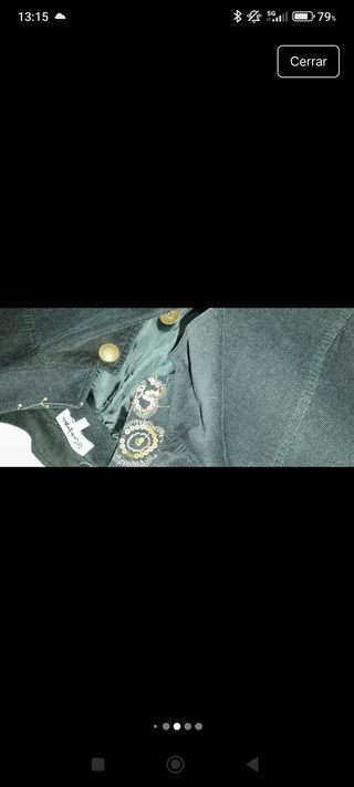 Traje de chaqueta y falda negro con dorado
