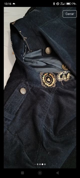 Traje de chaqueta y falda negro con dorado