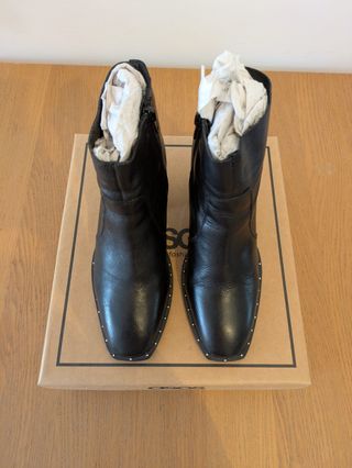 Botines de piel negros con tacón