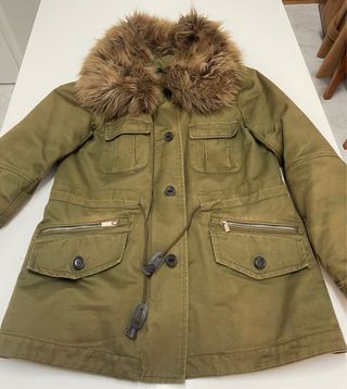 Parka verde con cuello de pelo
