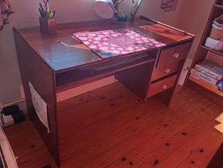 Mesa de escritorio de madera maciza.