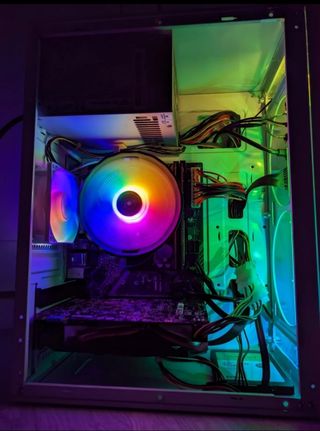 PC Gamer con cables