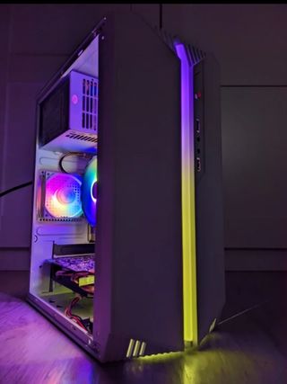 PC Gamer con cables