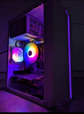 PC Gamer con cables