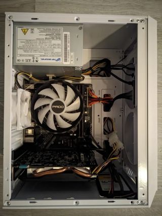 PC Gamer con cables