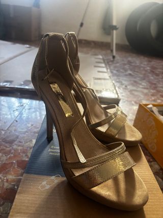 Tacones dorados elegantes