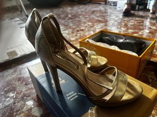 Tacones dorados elegantes