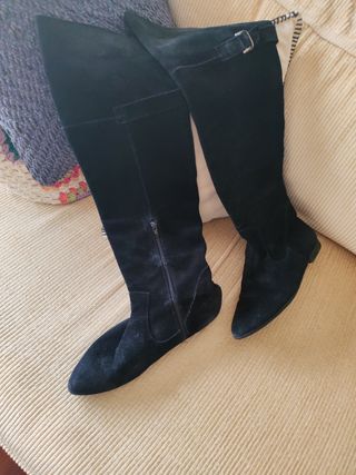 Botas altas planas negras con hebilla