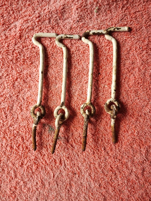 Aldabillas antiguas de hierro con tornillo