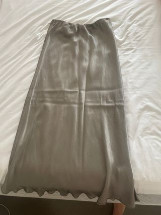 Falda de satén plateada talla XS