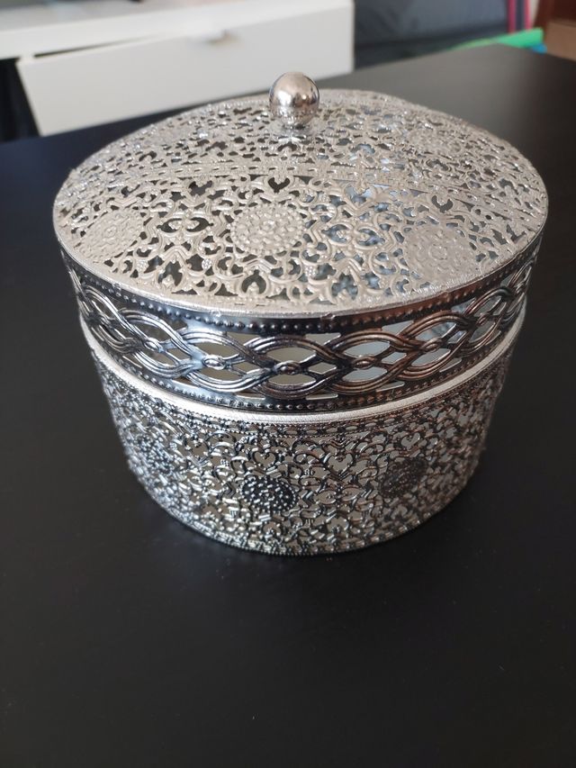 Caja metálica decorada