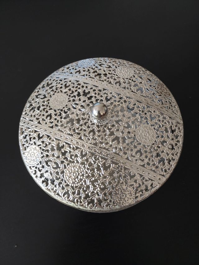 Caja metálica decorada