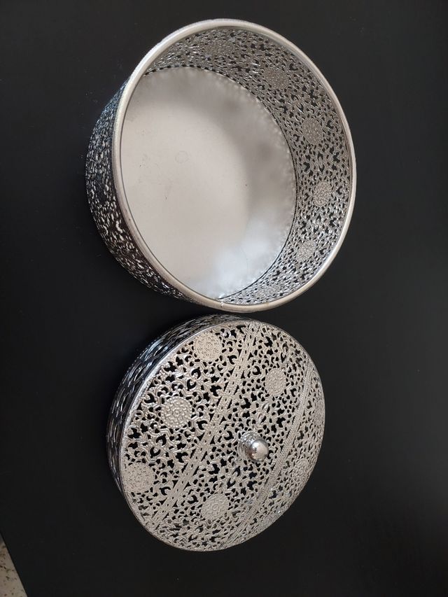 Caja metálica decorada