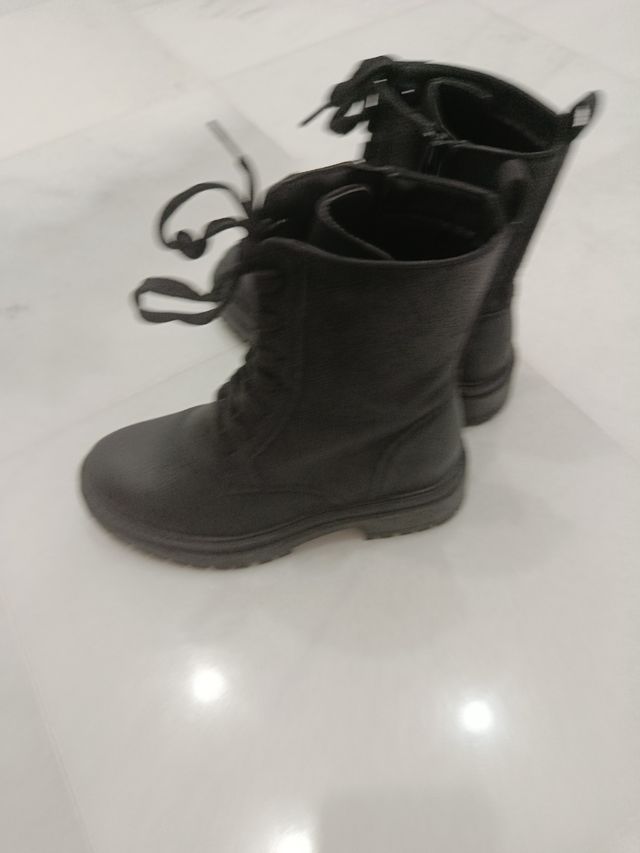 Botas militares negras con cordones y cremallera
