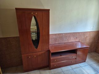 Armario de madera con espejo