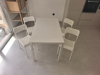 Mesa comedor blanca con 4 sillas