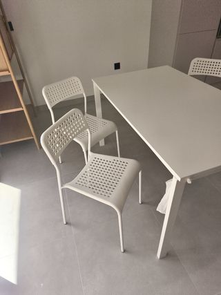 Mesa comedor blanca con 4 sillas