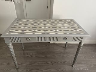 Mesa de estudio o entrada con diseño geométrico.