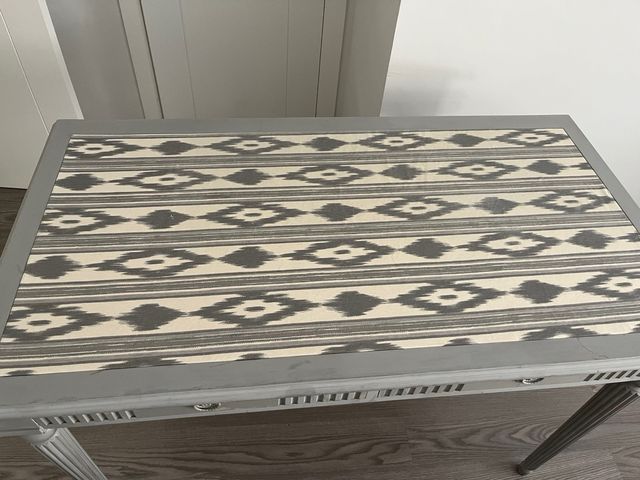 Mesa de estudio o entrada con diseño geométrico.