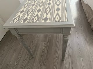 Mesa de estudio o entrada con diseño geométrico.