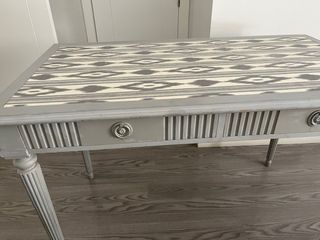 Mesa de estudio o entrada con diseño geométrico.