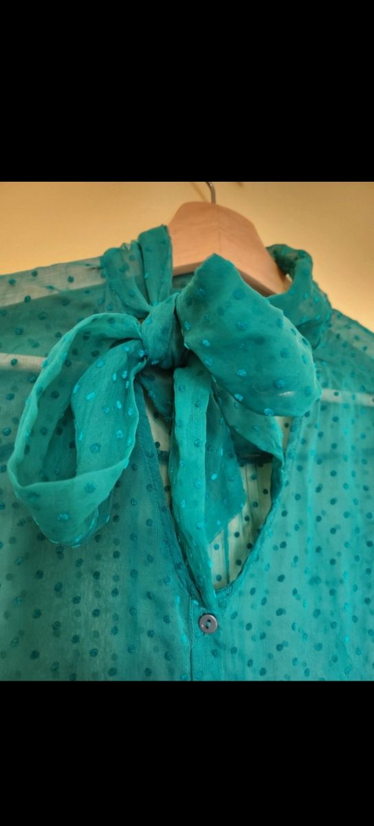 Blusa Teal con Lunares y Lazo Talla M