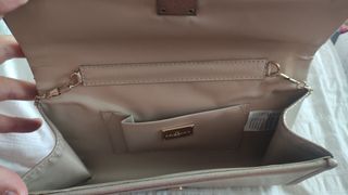 Bolso de mano elegante beige y dorado