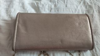 Bolso de mano elegante beige y dorado