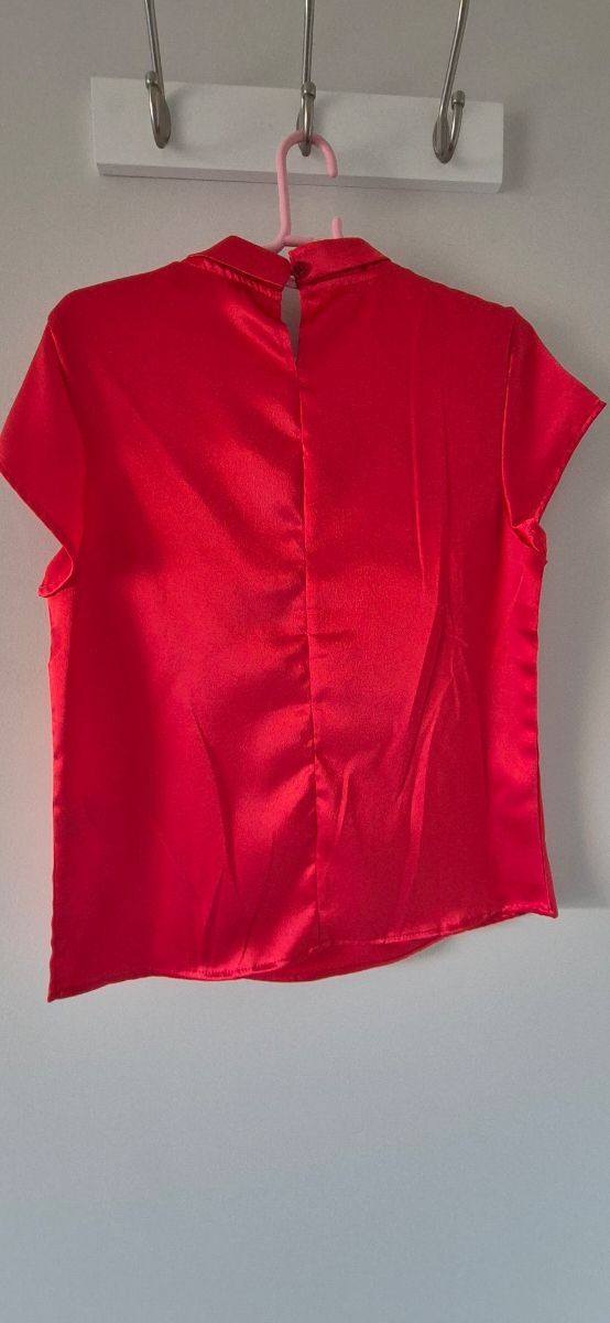 Blusa roja satinada con lazo