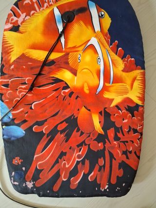 Tabla de surf infantil con diseño de peces