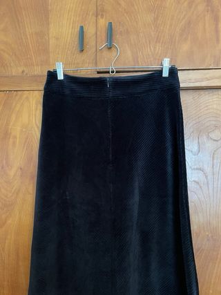 Falda estilo pana semi larga negra