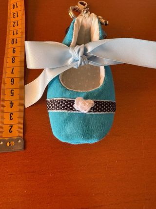 LLAVERO ZAPATITO INFANTIL AZUL CON ADORNOS