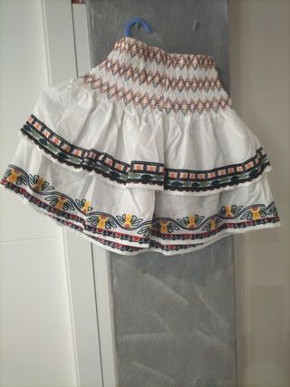 Conjunto bordado  de falda y blusa ideal