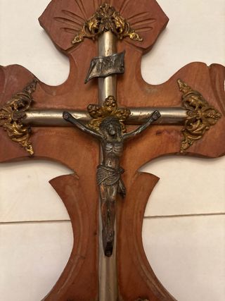 Crucifijo de madera con figura de Cristo