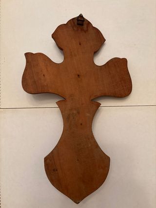 Crucifijo de madera con figura de Cristo