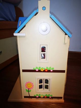 Casita de muñecas de madera