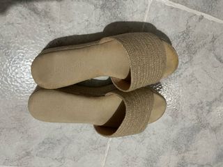 Sandalias de cuña de esparto beige