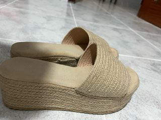 Sandalias de cuña de esparto beige