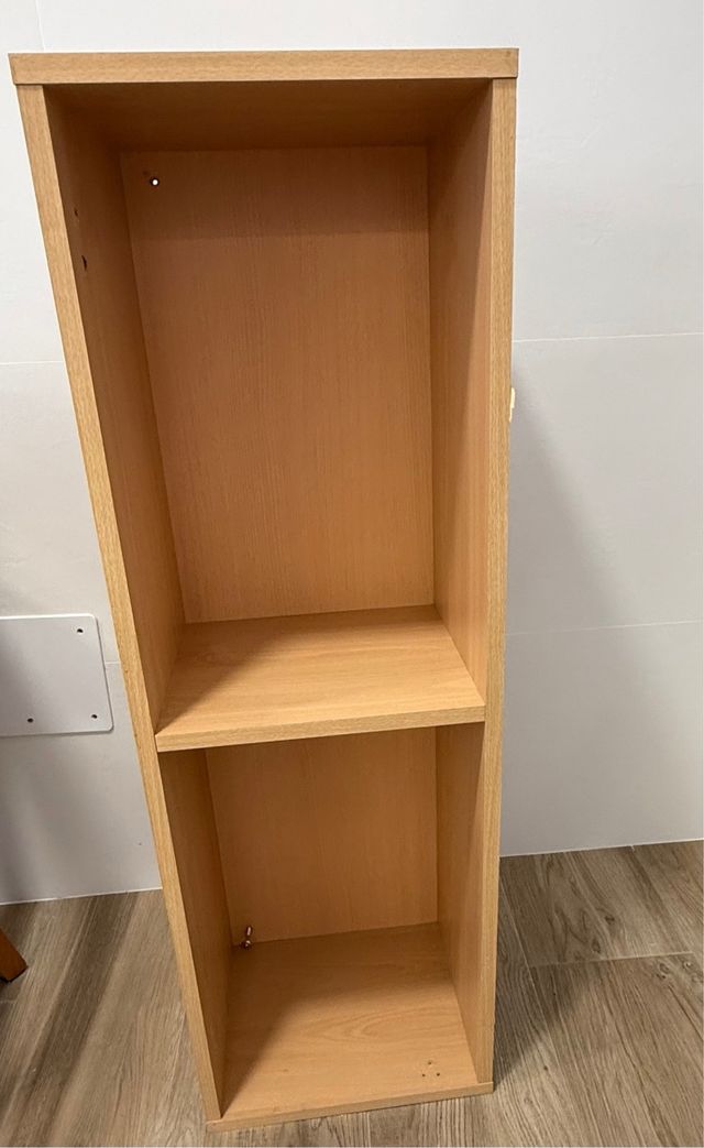 Dos Estanterías modulares de madera.