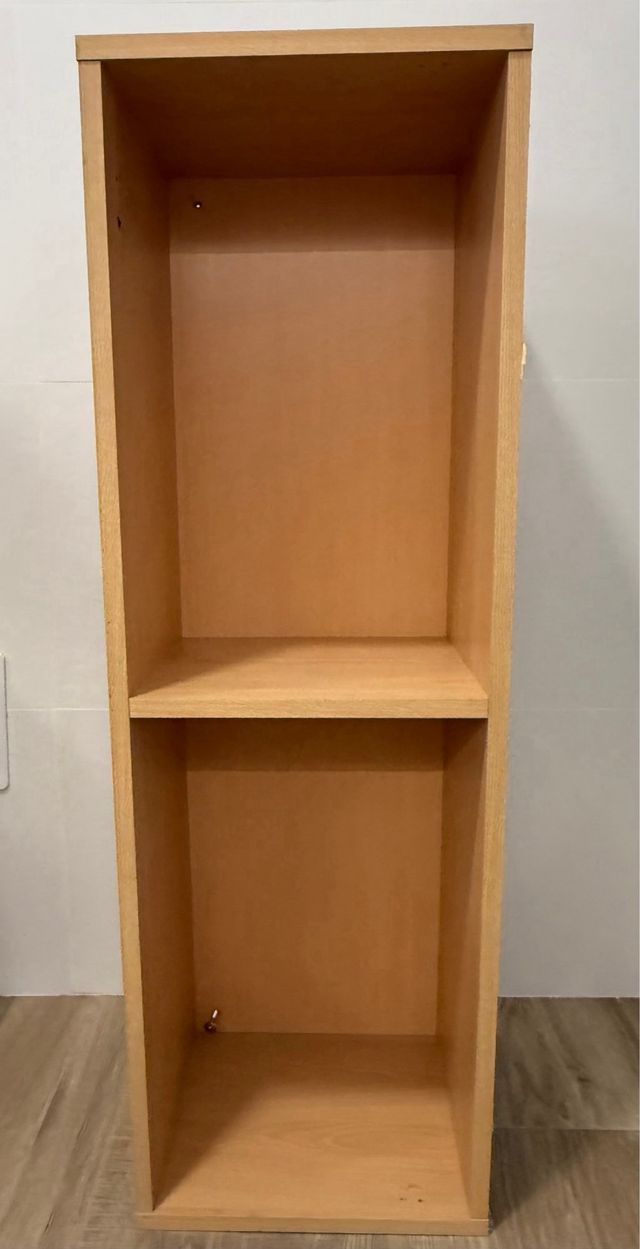 Dos Estanterías modulares de madera.