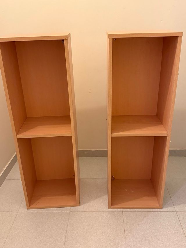 Dos Estanterías modulares de madera.
