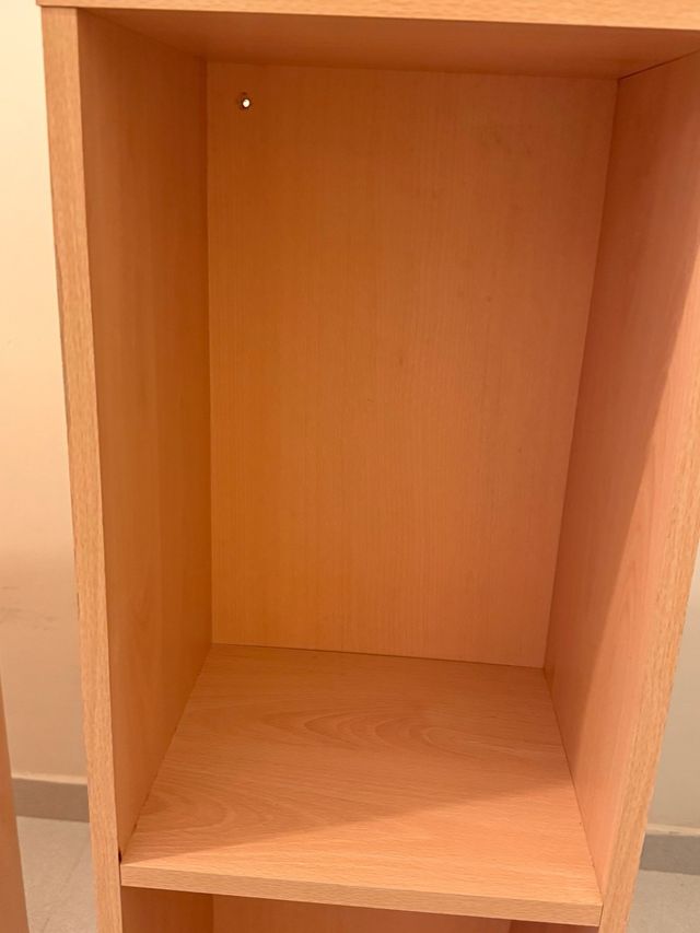 Dos Estanterías modulares de madera.