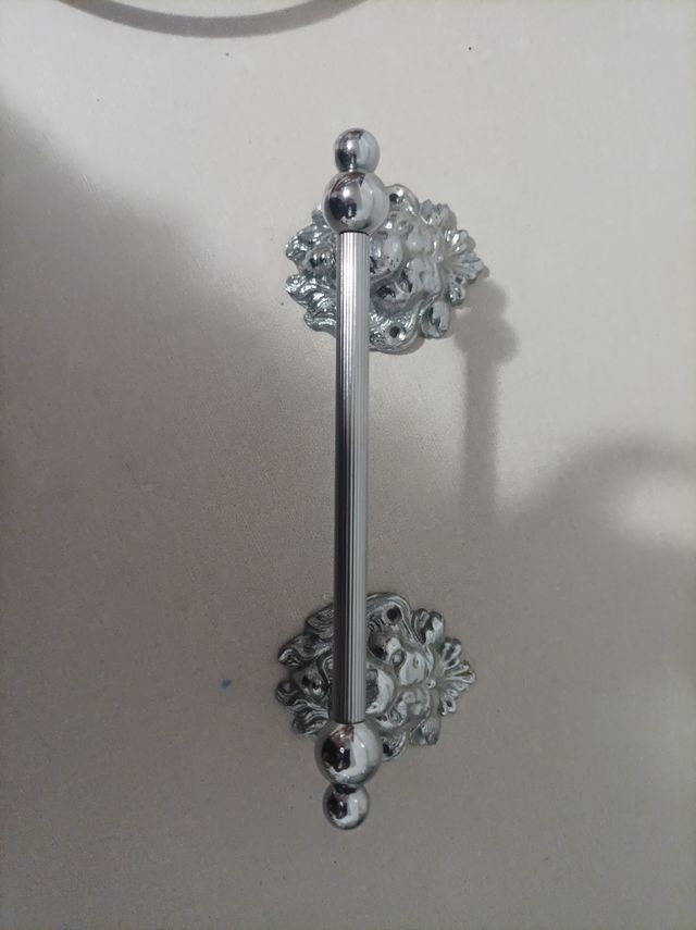 Toallero y portarrollos metal cabeza León