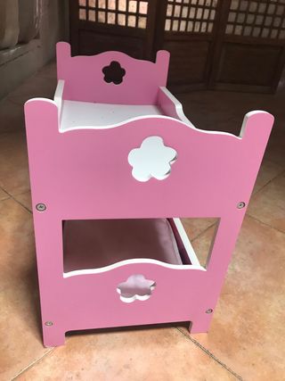 Cama de muñecas rosa de madera