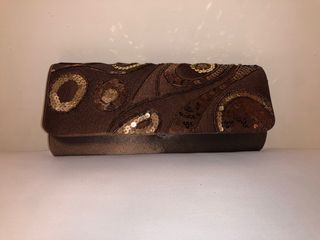 Bolso de fiesta marrón y dorado