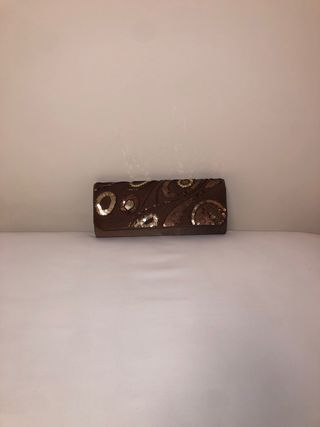 Bolso de fiesta marrón y dorado