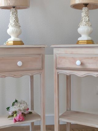 Mesitas de noche de madera lavada